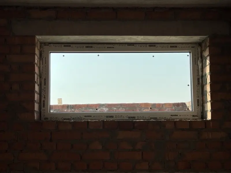 Горизонтальне вікно під стелею в приватному будинку, монтаж SEDA